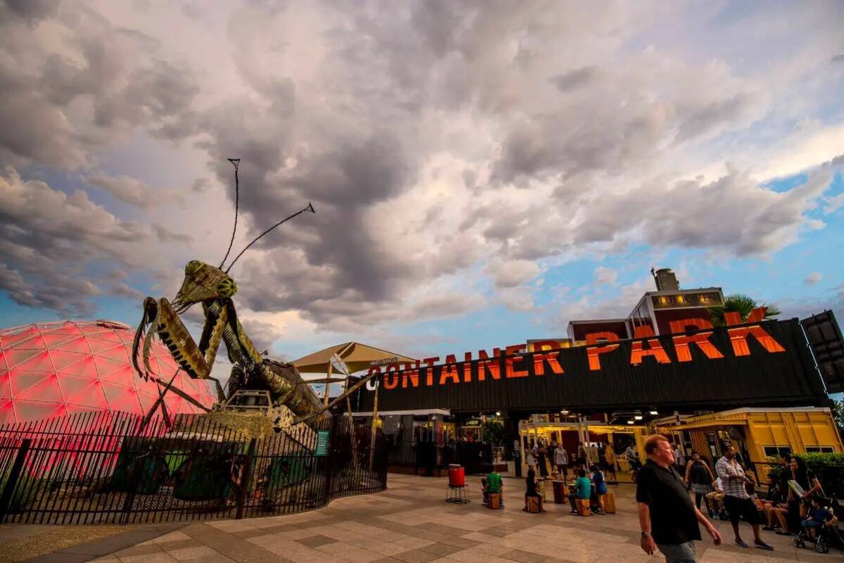 La mantis rapaz que dispara fuego se sienta frente al Container Park en el centro de Las Vegas ...