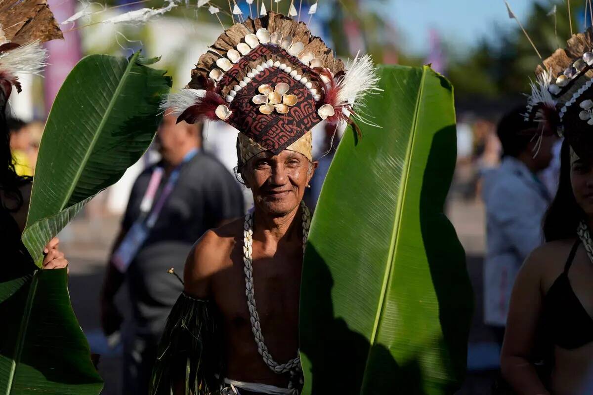 Bailarines observan durante la ceremonia de apertura de la competición de surf de los Juegos O ...