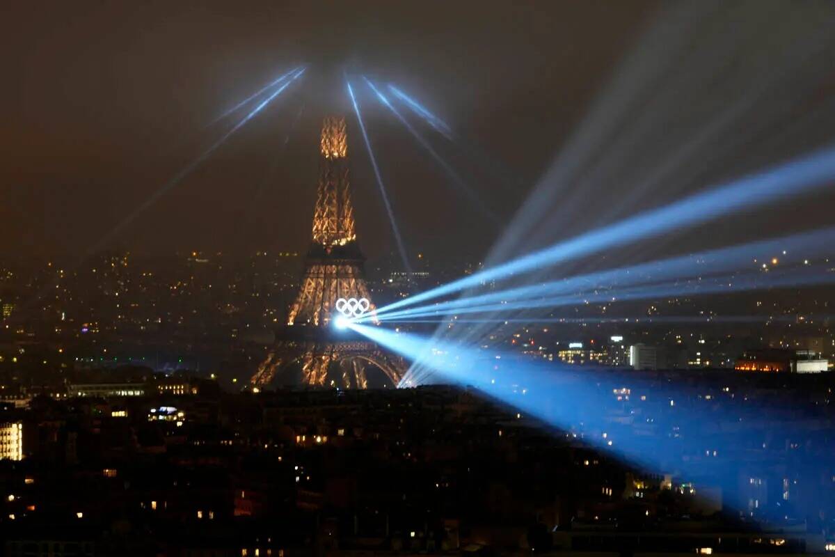 Un espectáculo de luces se proyecta desde la Torre Eiffel en París, Francia, durante la cerem ...