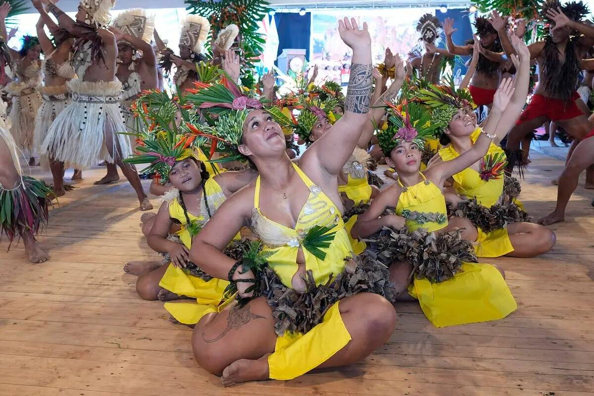 Bailarines se presentan durante la ceremonia de apertura de la competición de surf de los Jueg ...