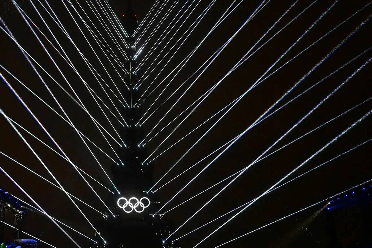 Luces emanan de la Torre Eiffel en el Trocadero durante la ceremonia de apertura de los Juegos ...