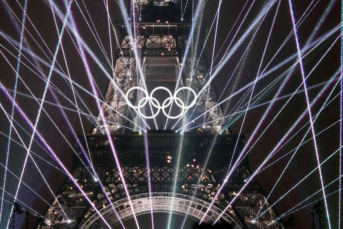 Un espectáculo de luces se muestra en la Torre Eiffel durante la ceremonia de apertura de los ...