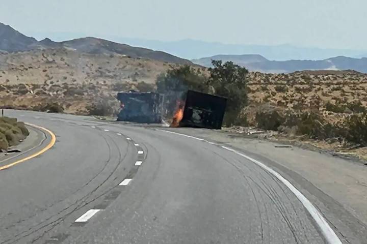 Un camión que transportaba baterías de iones de litio arde a lo largo de la Interestatal 15 c ...