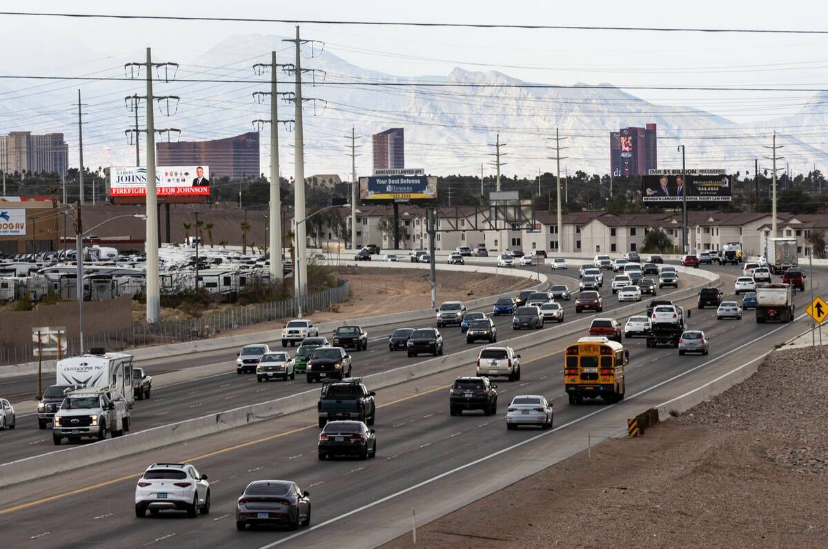 Archivo - Automovilistas navegan por la autopista U.S. 95, el viernes 10 de marzo de 2023, vist ...