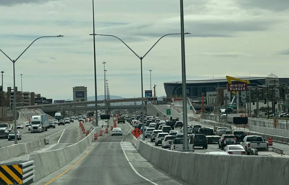 Tránsito en la Interestatal 15 en dirección sur visto desde la rampa de acceso al carril de d ...