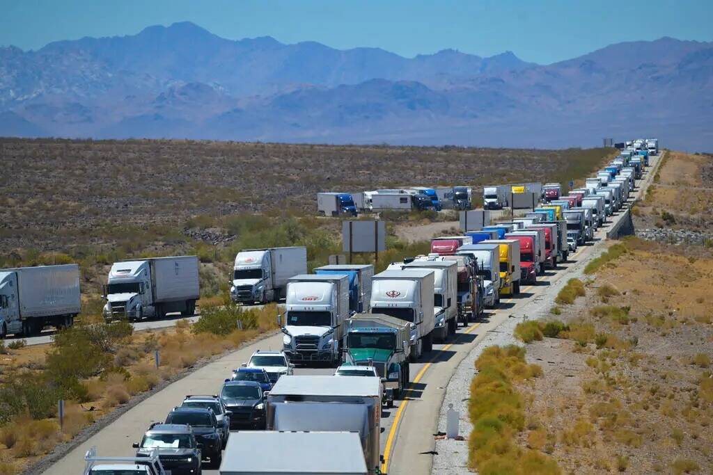 El tránsito se ve congestionado en la I-40 en dirección este al oeste de Essex Road en Califo ...