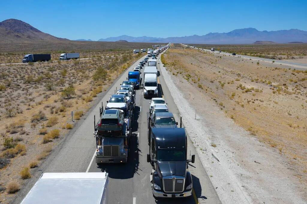 Se ve el tránsito congestionado en la I-40 en dirección este al oeste de Essex Road en Califo ...