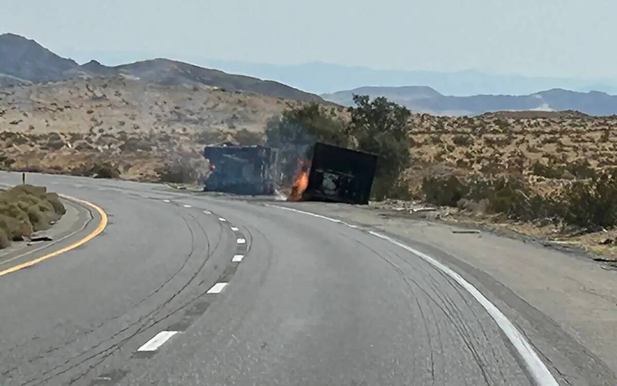 Un camión que transportaba baterías de iones de litio arde a lo largo de la Interestatal 15 c ...