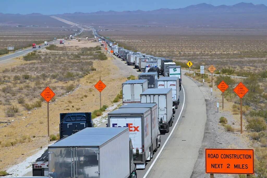 El tránsito se ve atascado en la I-40 en dirección este al este de Essex Road en California e ...