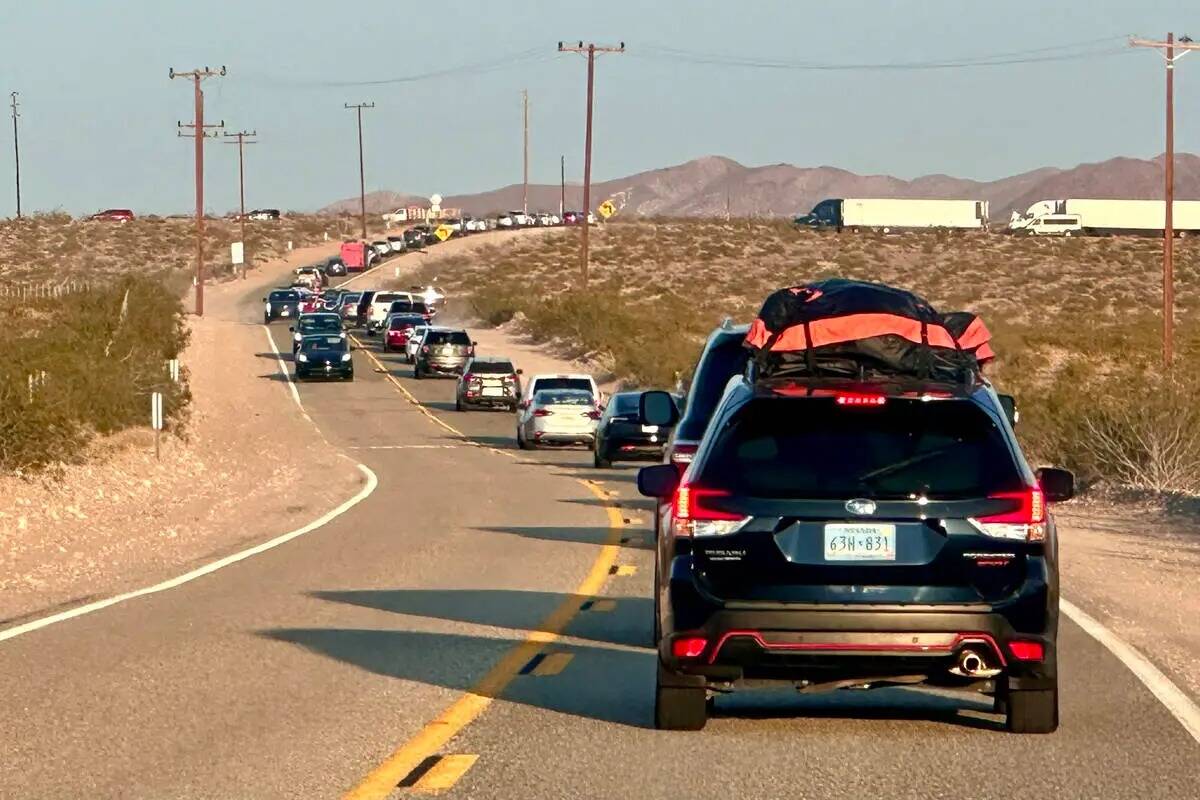 Autos en reversa en la antigua ruta 66 al oeste de Ludlow, California, intentando sortear kiló ...