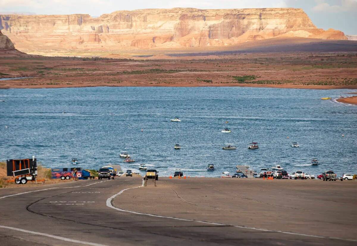 Vista de la rampa de lanzamiento principal de Wahweap en el Lago Powell, en el Área Recreativa ...