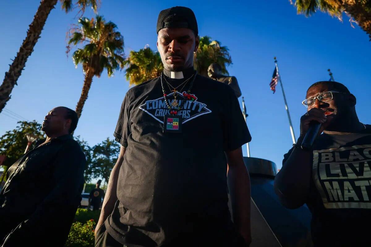 Stretch Sanders inclina la cabeza durante una vigilia por Sonya Massey, una mujer afroamericana ...