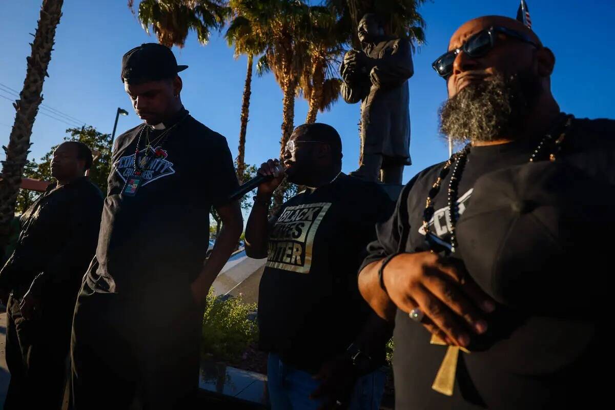 Los dolientes se reúnen durante una vigilia por Sonya Massey, una mujer afroamericana que fue ...