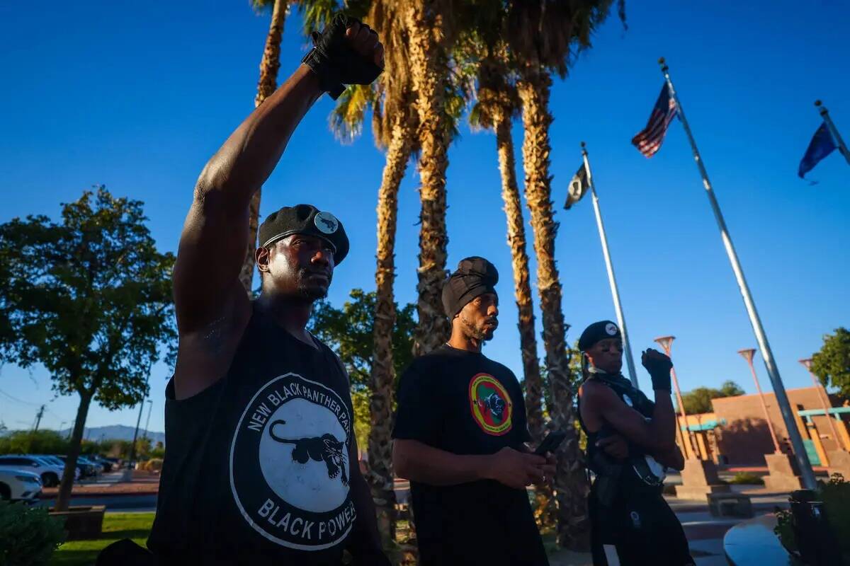 Un miembro del Nuevo Partido Pantera Afroamericana levanta el puño durante una vigilia por Son ...