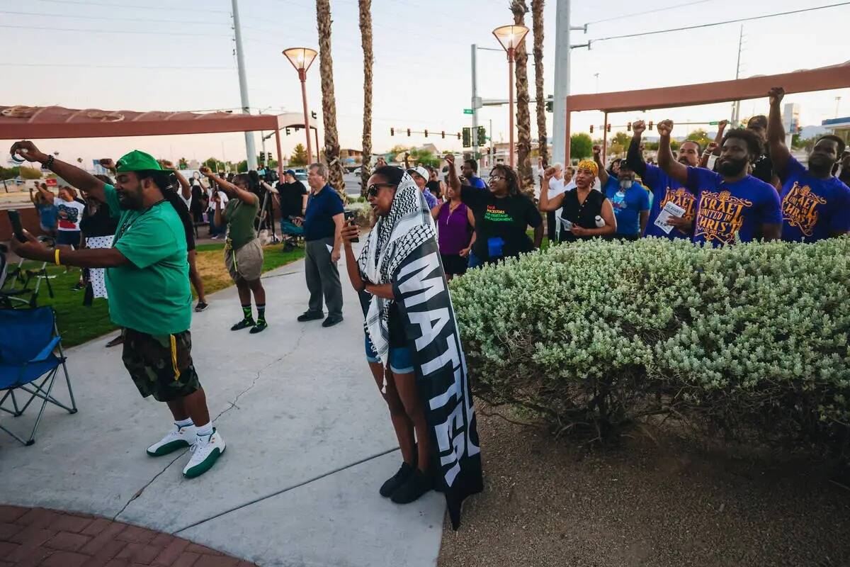 Los asistentes levantan sus puños durante una vigilia por Sonya Massey, una mujer afroamerican ...