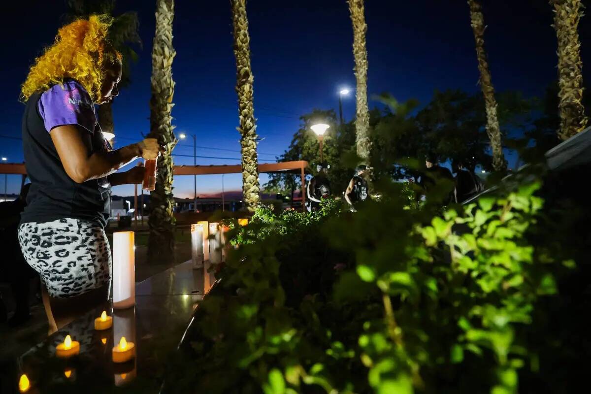 Un asistente enciende una vela durante una vigilia por Sonya Massey, una mujer afroamericana qu ...