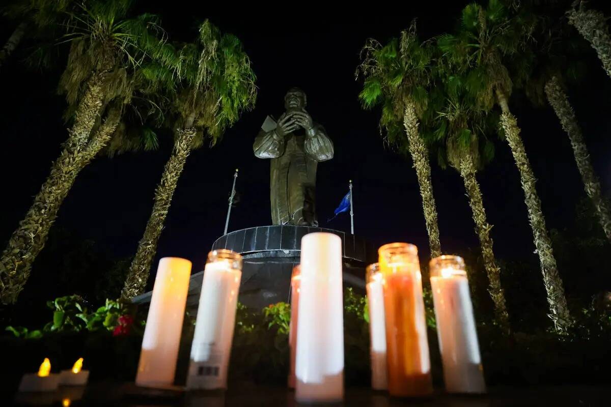 Se encienden velas delante de una estatua del doctor Martin Luther King Jr. durante una vigilia ...