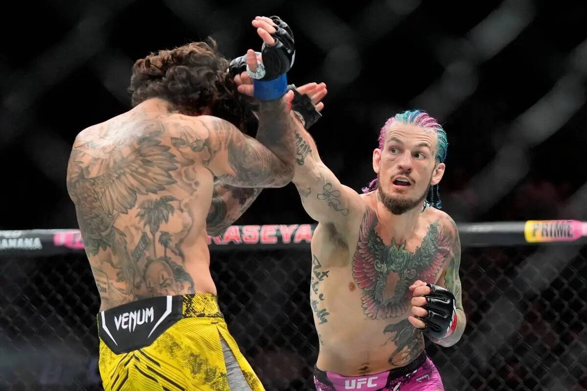 Sean O'Malley golpea a Marlon Vera durante un combate por el título de peso gallo en el evento ...