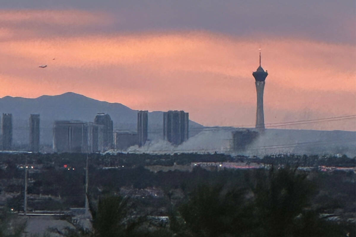 Humo y llamas cerca del Strip de Las Vegas, el 28 de julio de 2024. (Las Vegas Review-Journal)