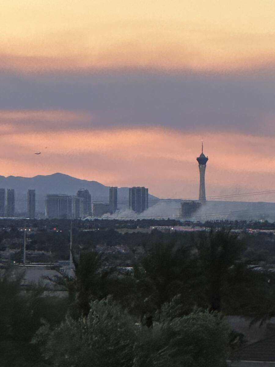 Humo y llamas cerca del Strip de Las Vegas, el 28 de julio de 2024. (Las Vegas Review-Journal)