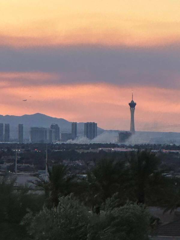 Humo y llamas cerca del Strip de Las Vegas, el 28 de julio de 2024. (Las Vegas Review-Journal)