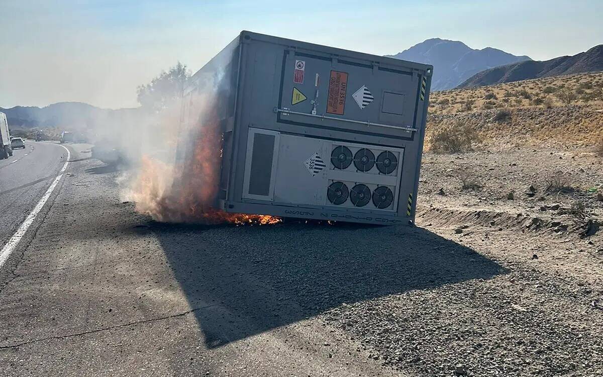 Un contenedor de 30 pies, que transportaba baterías de iones de litio, se encuentra a un lado ...