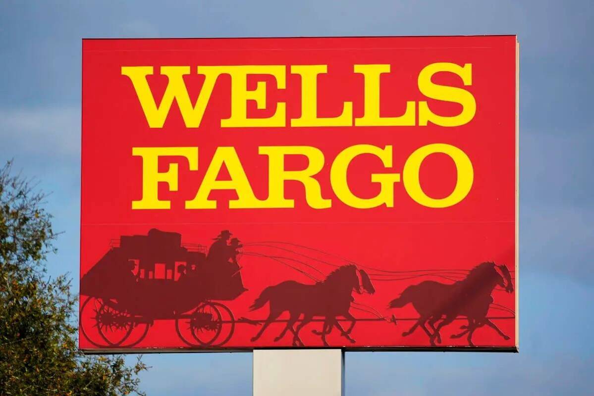 ARCHIVO - Un letrero de Wells Fargo frente a una sucursal del banco en Bradenton, Florida, el m ...