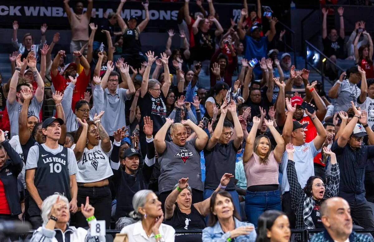 Los fans de las Aces hacen la ola mientras el equipo se enfrenta a las Phoenix Mercury durante ...