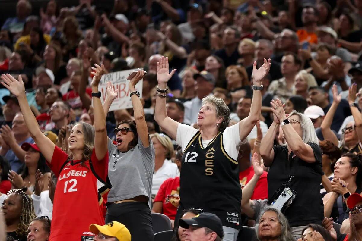 Los fans de Las Vegas Aces animan a su equipo durante la segunda mitad de un partido de básque ...