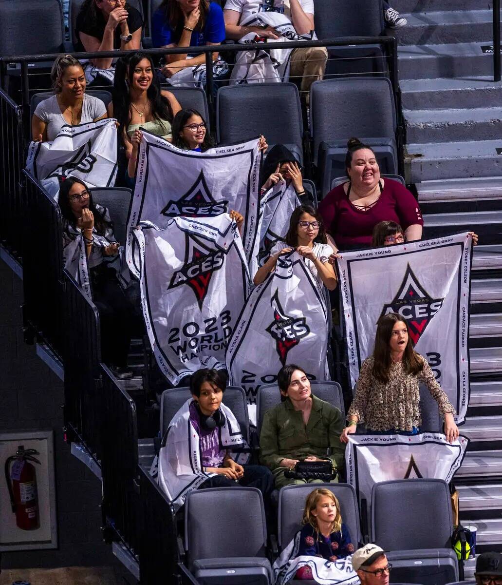 Los fans de las Aces muestran sus pancartas contra las Phoenix Mercury durante la primera mitad ...