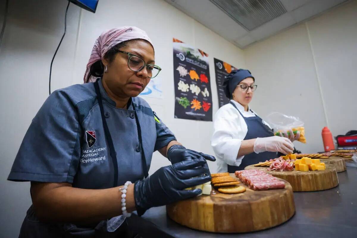 Letrice "Trice" Howard elabora tablas de embutidos con sus alumnos en la Culinary Academy de La ...