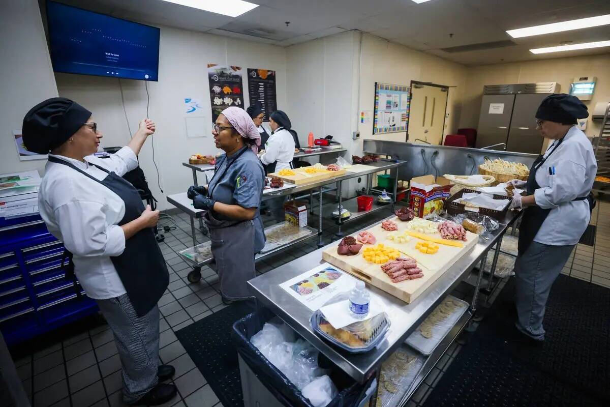 Letrice "Trice" Howard, en el centro, habla con uno de sus alumnos en la Culinary Academy de La ...