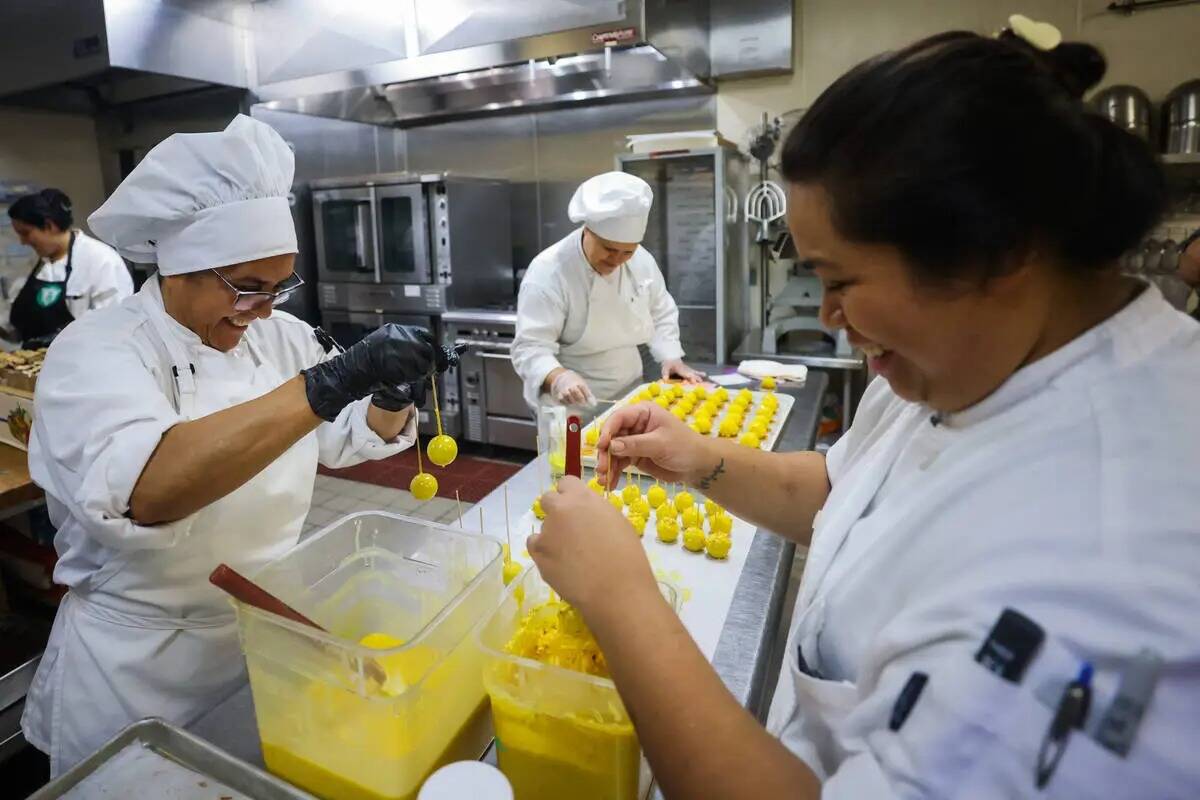 Los estudiantes decoran dulces en la Culinary Academy de Las Vegas el viernes 19 de julio de 20 ...