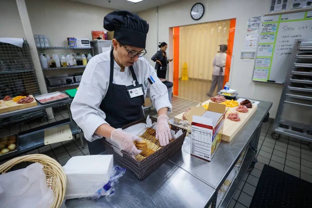 Un estudiante organiza galletas en la Culinary Academy de Las Vegas el viernes 19 de julio de 2 ...