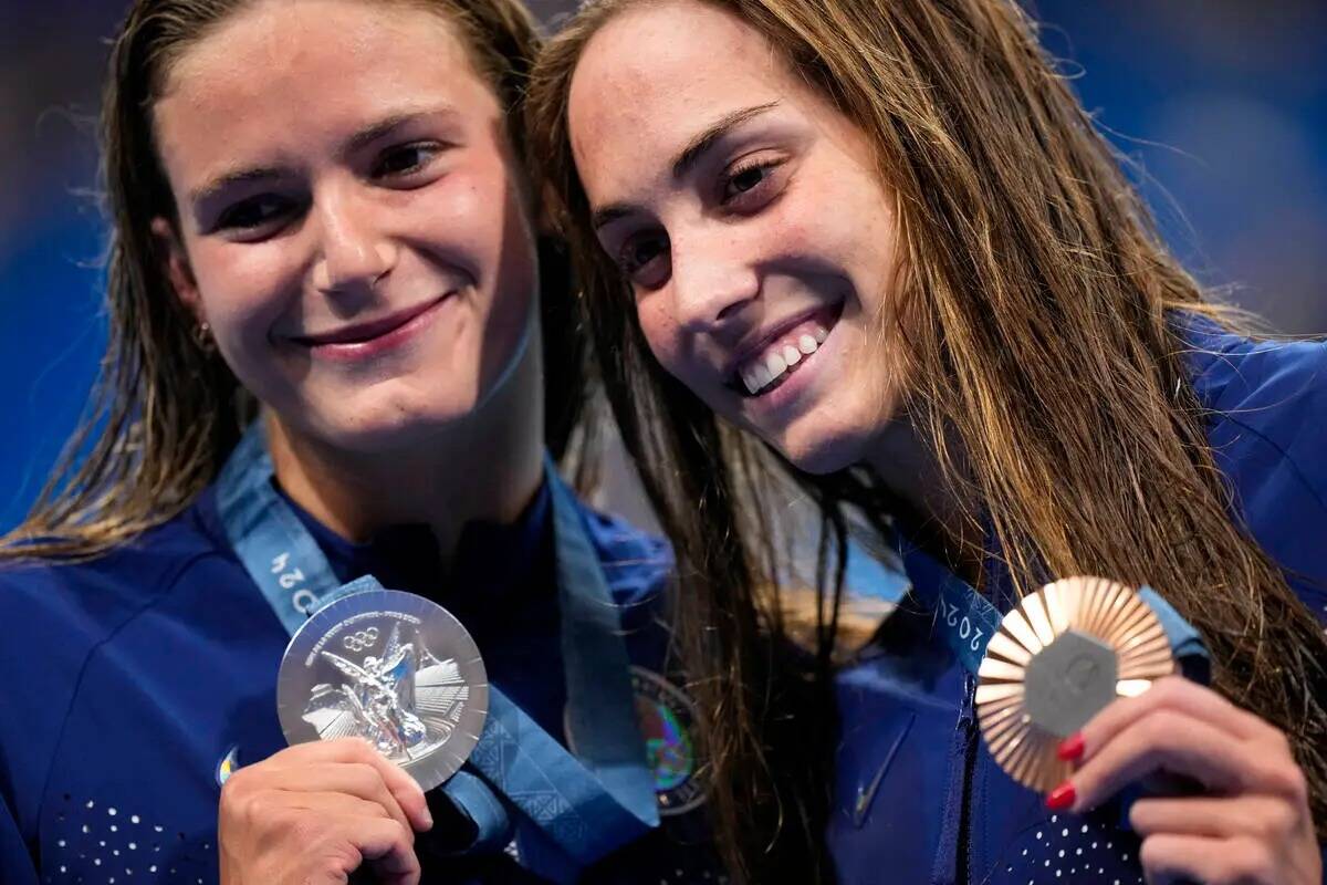 La medallista de plata, Katie Grimes, de Estados Unidos, a la izquierda, junto a su compatriota ...