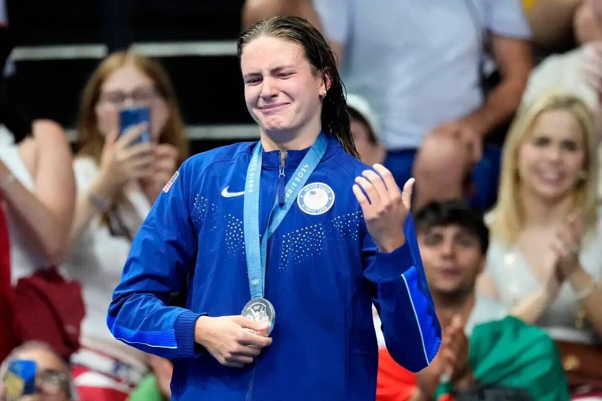 La medallista de plata Katie Grimes, de Estados Unidos, reacciona en el podio tras la final de ...