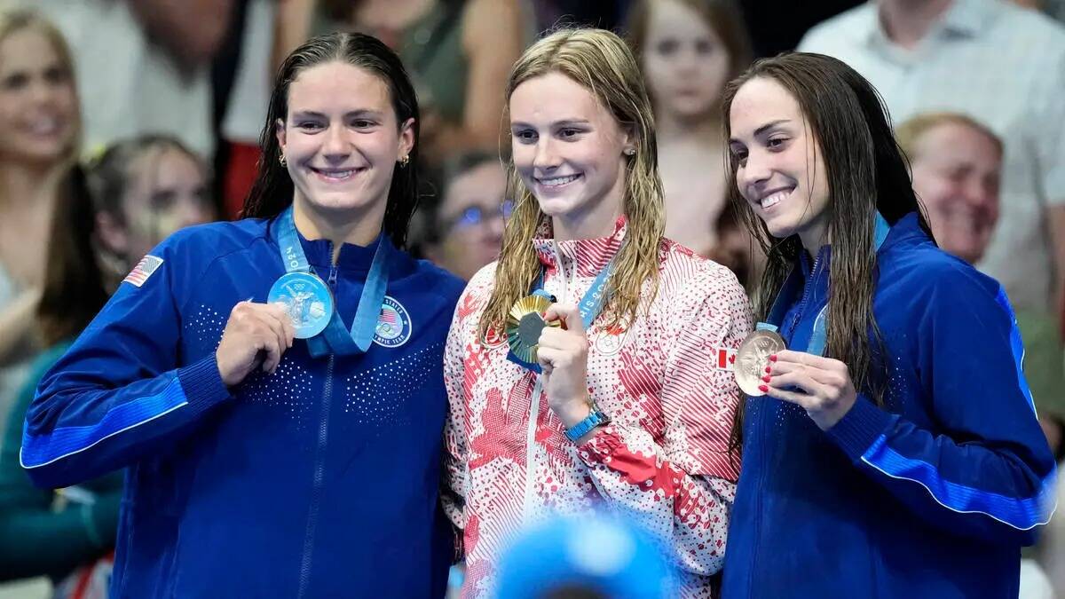 La medallista de oro Summer McIntosh, de Canadá, junto a la medallista de plata Katie Grimes, ...