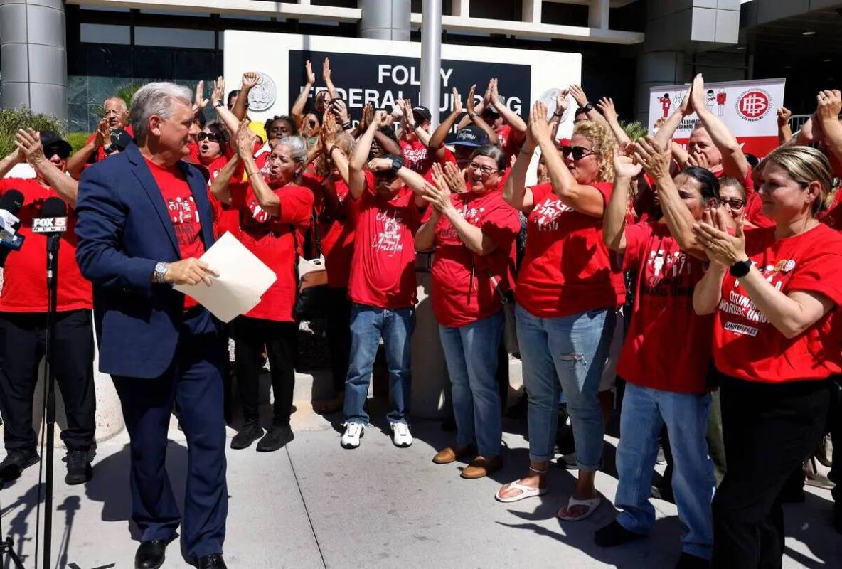 Empleados de Boulder Station y Palace Station aplauden después de que Ted Pappageorge, secreta ...