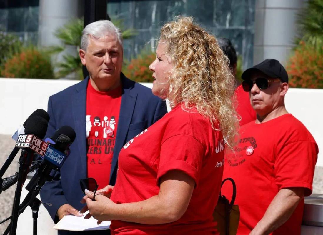 Jennifer Hanson, encargada de banquetes de Red Rock Resorts, habla durante la rueda de prensa m ...