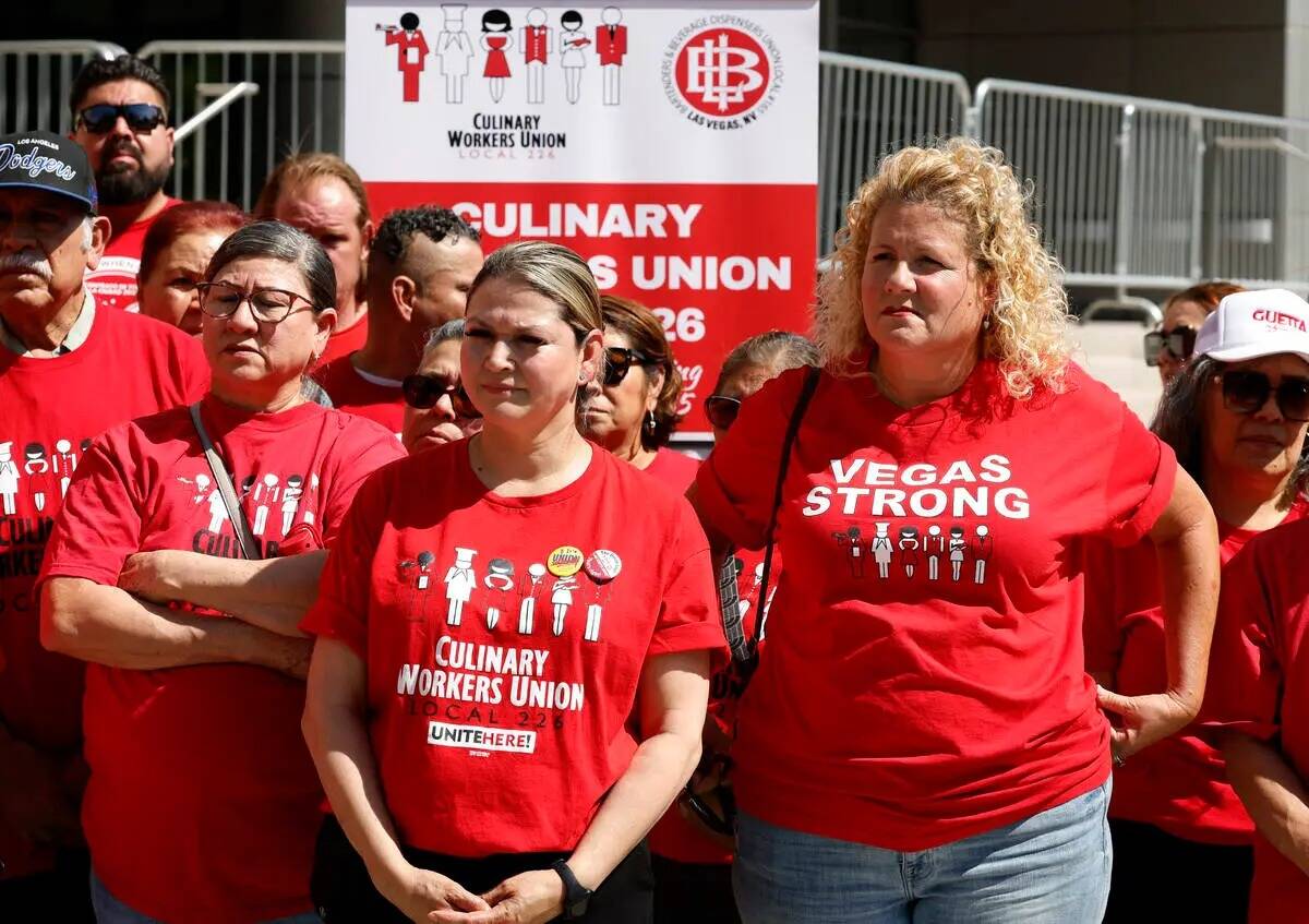 Los trabajadores, entre ellos Alba Acosta, centro, y Jennifer Hanson, derecha, ambos banquetes ...