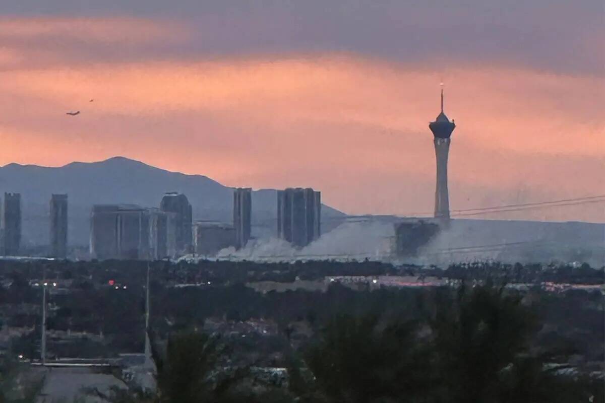 Humo y llamas cerca de Las Vegas Strip el 28 de julio de 2024. (Las Vegas Review-Journal)