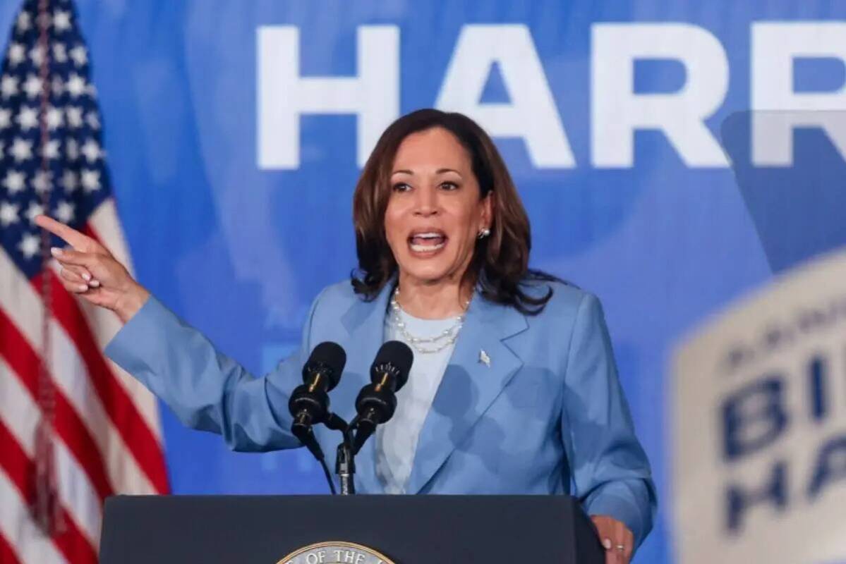 La vicepresidenta Kamala Harris se dirige a sus seguidores en un acto de campaña en Resorts Wo ...