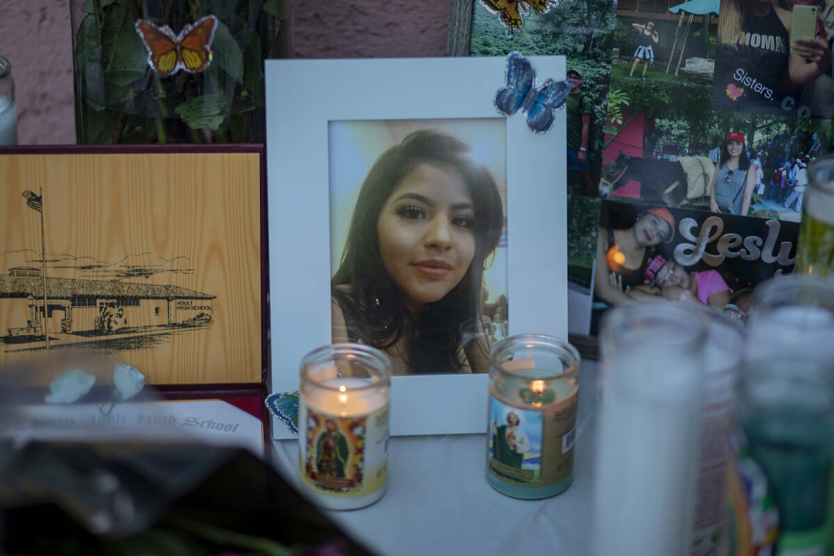 Una fotografía de Lesly Palacio se ve durante la vigilia de Palacio en la casa de su madre, en ...