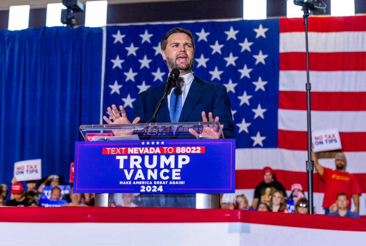 El senador de Ohio JD Vance pronuncia un discurso durante un mitin en Liberty High School, el m ...