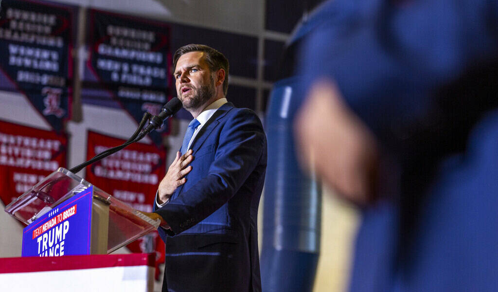 El senador de Ohio JD Vance pronuncia un discurso durante un mitin en Liberty High School mient ...