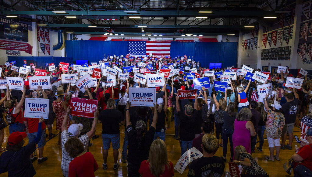 La multitud estalla y corea mientras se despide del senador de Ohio JD Vance tras su discurso e ...