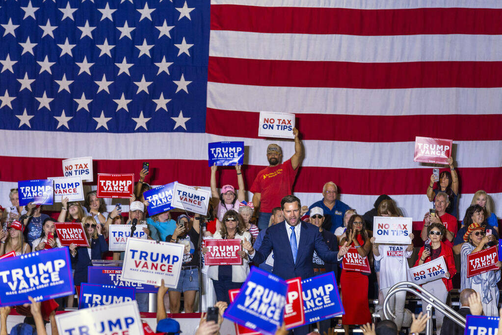 El senador de Ohio JD Vance se despide del público tras su intervención en un mitin en Libert ...