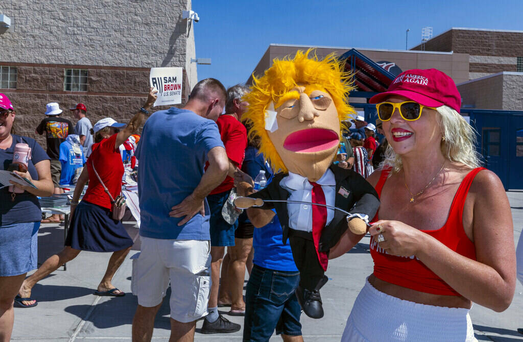 La ventrílocua April Brucker trabaja con el público con su personaje del expresidente Donald ...