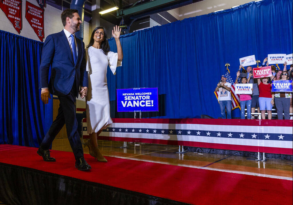 El senador de Ohio JD Vance y su esposa, Usha, llegan al escenario para que él pronuncie un di ...