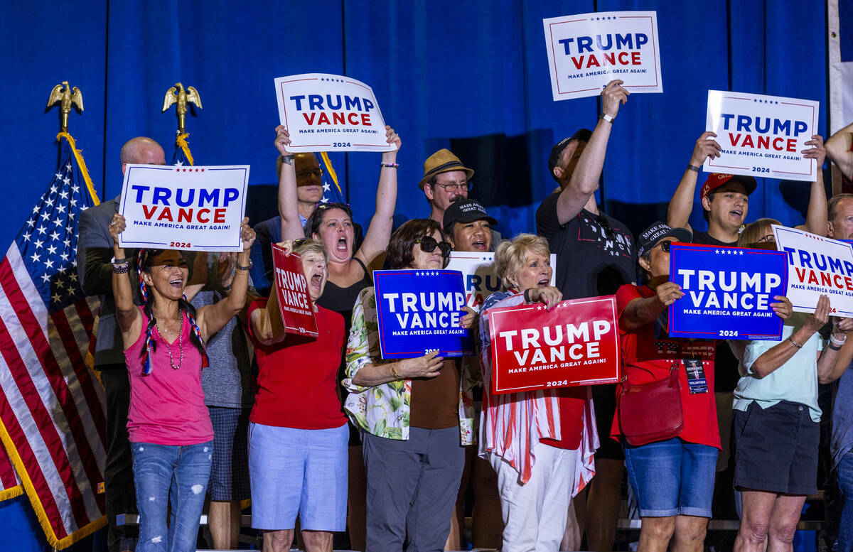 Simpatizantes aplauden al senador de Ohio JD Vance durante un mitin en Liberty High School, el ...